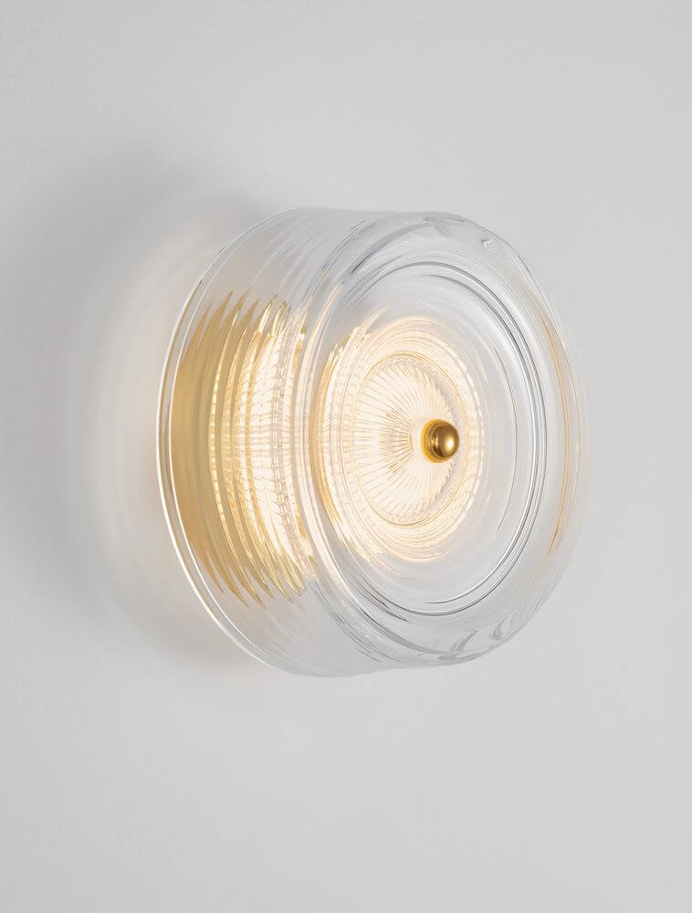 Keros LED Wandleuchte 3000K Gold an der Wand, elegantes Design mit goldenen Akzenten.