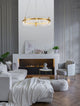 Kezo LED Pendelleuchte Ø 60cm 3000K Gold in elegantem Wohnraum mit Kamin und moderner Einrichtung.