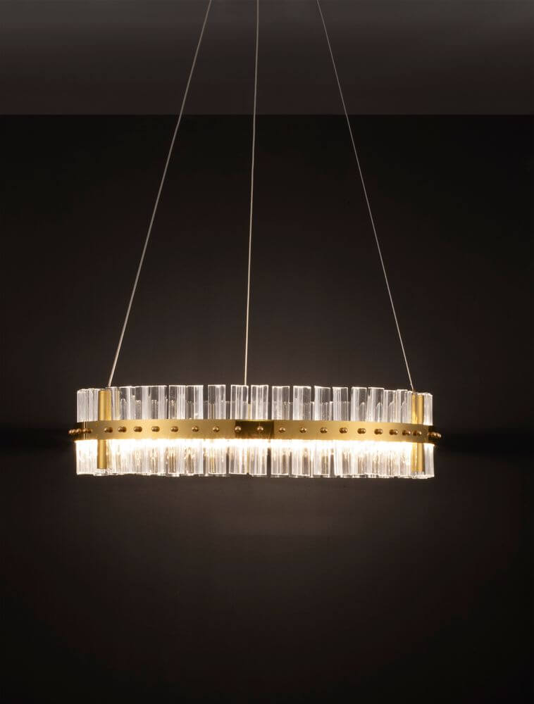 Kezo LED Pendelleuchte Ø 60cm 3000K Gold vor schwarzem Hintergrund, elegantes Design mit goldfarbenem Edelstahl und Glas.