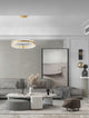 Kezo LED Pendelleuchte Ø 78cm 3000K Gold in modernem Wohnzimmer mit eleganter Einrichtung.