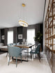 Kezo LED Pendelleuchte Oval Ø 90cm 3000K Gold im eleganten Esszimmer mit blauen Stühlen und stilvollem Tisch.