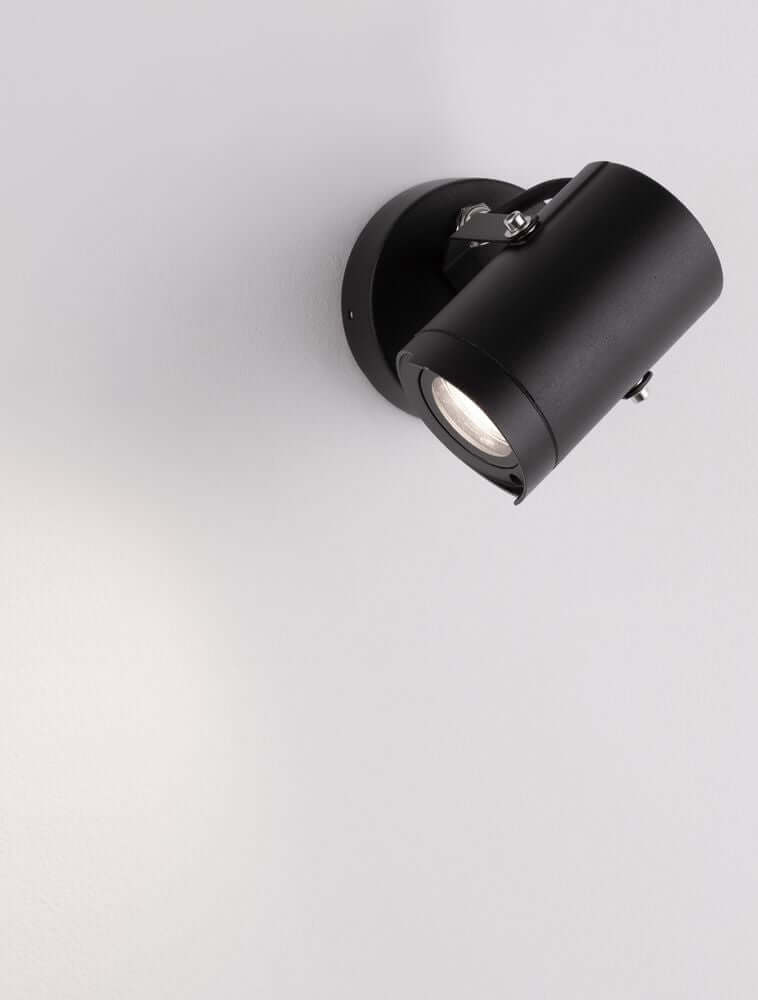 Kimiko Außenwandleuchte Schwarz IP54 an der Wand montiert mit elegantem Design und direkter Beleuchtung.