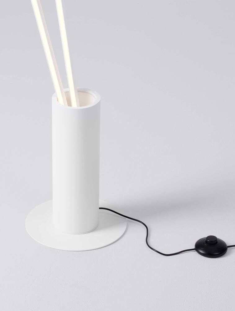 Kimolia LED Stehlampe 2-flammig Ø 22cm 3000K in modernem Design mit Schalter und LED-Lichtern.