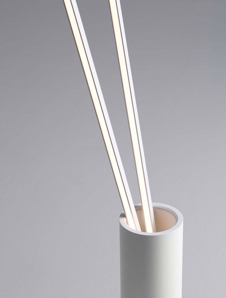 Kimolia LED Stehlampe 2-flammig Ø 22cm 3000K mit zwei beleuchteten Lichtquellen in modernem Design.
