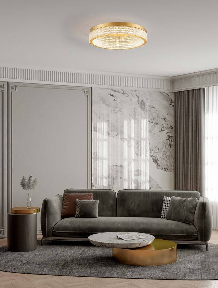 Kinara Deckenleuchte 3000K Gold in modernem Wohnraum mit grauem Sofa und eleganten Wohnaccessoires.