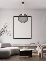Moderne KINETIC LED Pendelleuchte 3000K in schwarzem Drahtgeflecht in stilvollem Innenraum.