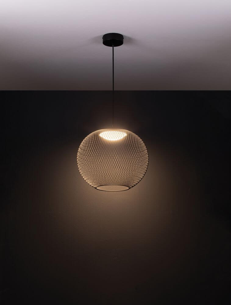 Kinetic Pendelleuchte aus schwarzem Drahtgeflecht mit warmem LED-Licht, modern und stilvoll.