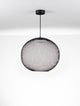 Kinetic LED Pendelleuchte 3000K Schwarz aus schwarzem Drahtgeflecht, schwebend über einem weißen Hintergrund.