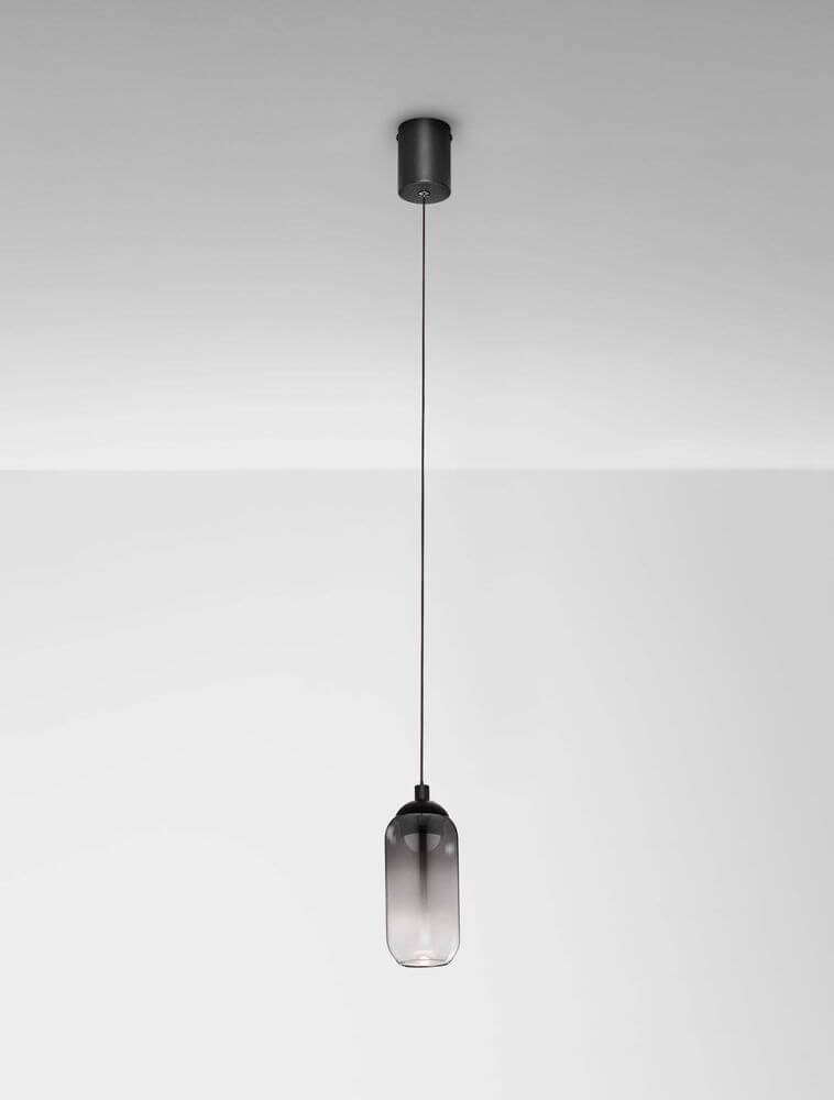 Kita LED Pendelleuchte Ø 7cm 3000K Schwarz, Rauch an der Decke montiert mit Rauchglas-Schirm.