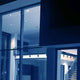 Beleuchtung eines modernen Innenraums mit Atrium Kiub Einbaupanel LED RGB CCT HCL Panel in kühlem Licht.