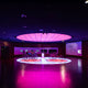 K-Aera Flat LED Einlegeleuchte HCL RGB CCT DALI in einem modernen Ausstellungsraum mit lebendigen Farben.