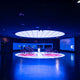 Beleuchteter Innenraum mit blauer LED-Beleuchtung und historischer Fahrradausstellung.