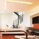 Modernes Wohnzimmer mit Wendeltreppe und eleganter Beleuchtung, stilvolles Design mit neutraler Farbpalette.