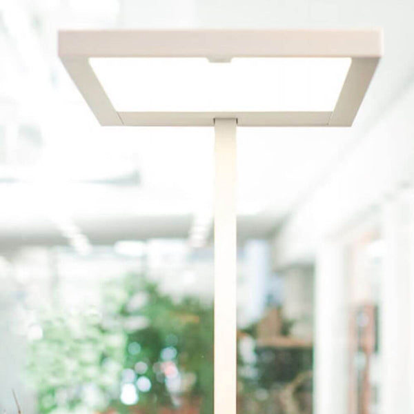 K-Virtus II Büro Stehleuchte NeoLink ZigBee RGBW HCL in modernem Design mit hellem Licht.