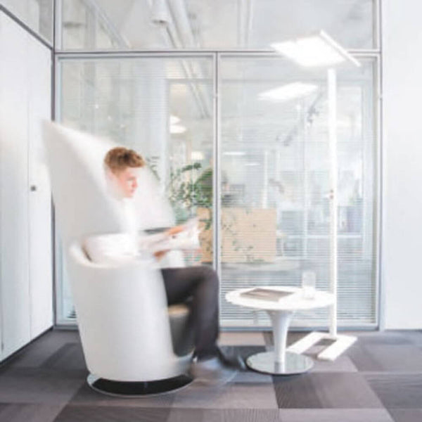 K-Virtus II Büro Stehleuchte NeoLink ZigBee RGBW HCL in modernem Büroumfeld mit sitzendem Mann.