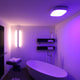 Sovt Campus LED Deckenlampe HCL RGBW Tageslicht NeoLink DALI in modernem Badezimmer mit lila Beleuchtung.