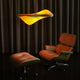 Vibe HCL Pendellampe RGBW im eleganten Innenraum mit orangefarbener Beleuchtung und modernem Sessel.