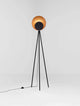Kitro LED Stehlampe 3000K Schwarz, Gold auf einem minimalistischen Tisch mit schwarzem Kabel.
