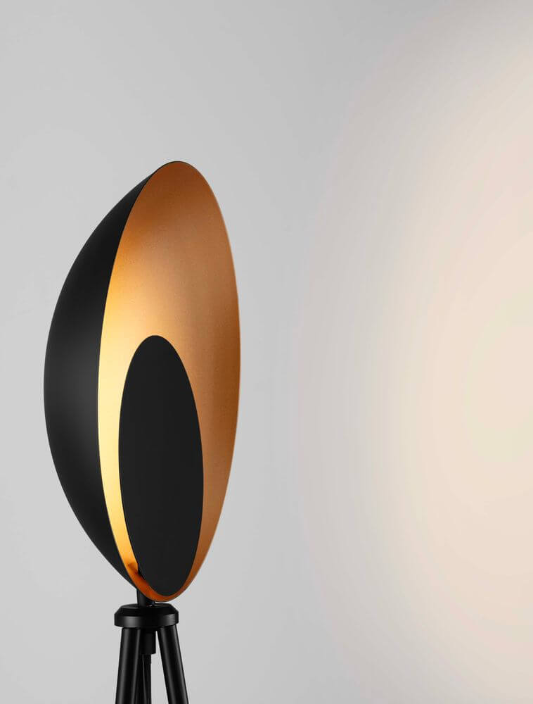 Kitro LED Stehlampe 3000K Schwarz, Gold steht elegant in modernem Design mit schwarzem und goldenem Lampenschirm.