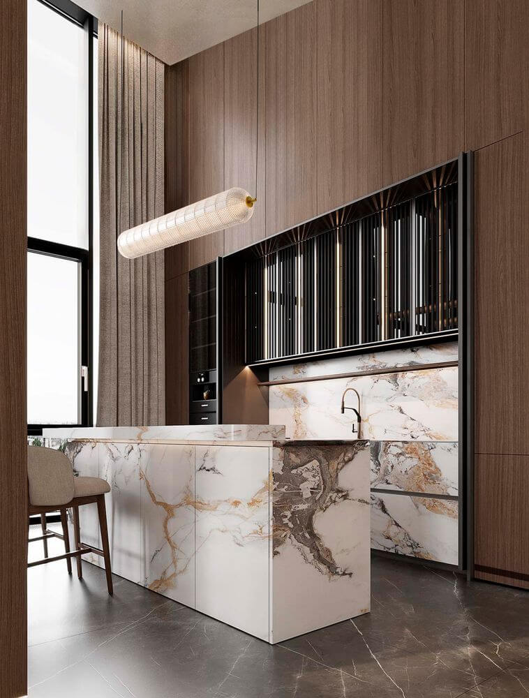 Klelia Pendelleuchte Horizontal 3000K Gold im modernen Kücheninterieur mit Marmorküche und Holzverkleidung.