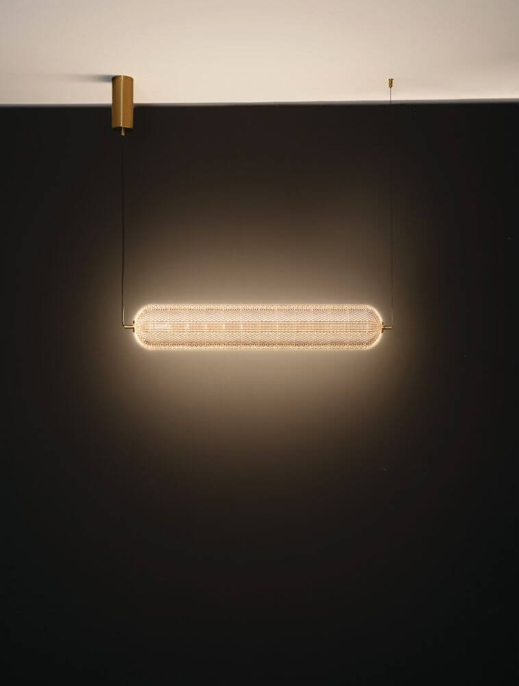 Klelia Pendelleuchte Horizontal 3000K Gold an einer Wand, elegantes Design mit goldener Halterung und warmem Licht.