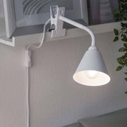 Lampe à pince Vitis avec bras flexible et interrupteur sur cordon Blanc fixée à une étagère, offre un éclairage polyvalent.