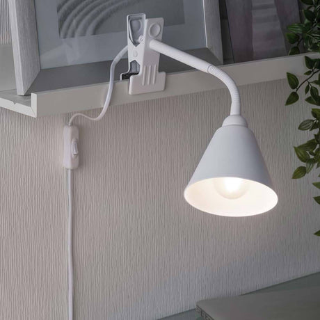 Klemmlampe Vitis mit Flexarm Schnurschalter Weiß an einem Regal befestigt, bietet vielseitige Beleuchtung.