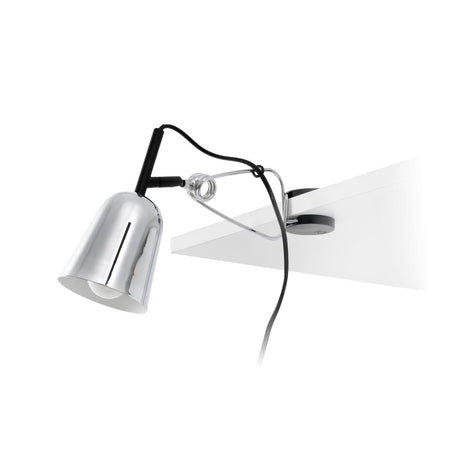 Klemmleuchte STUDIO Chrom montiert an einer weißen Wand, glänzendes Design, flexibler Lichtkegel.