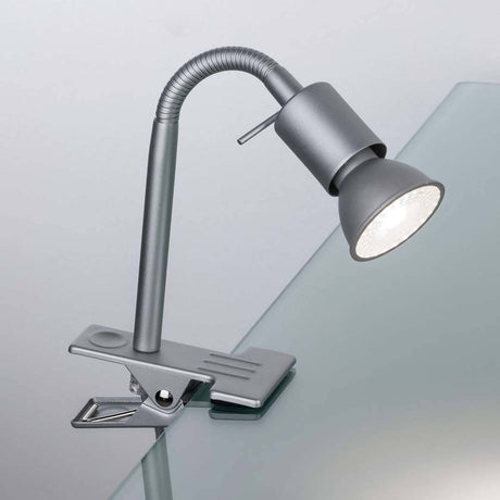 Klemmspot Finja GU10 Chrom mit flexibler Klemme für gezielte Beleuchtung von Möbeln und Objekten.