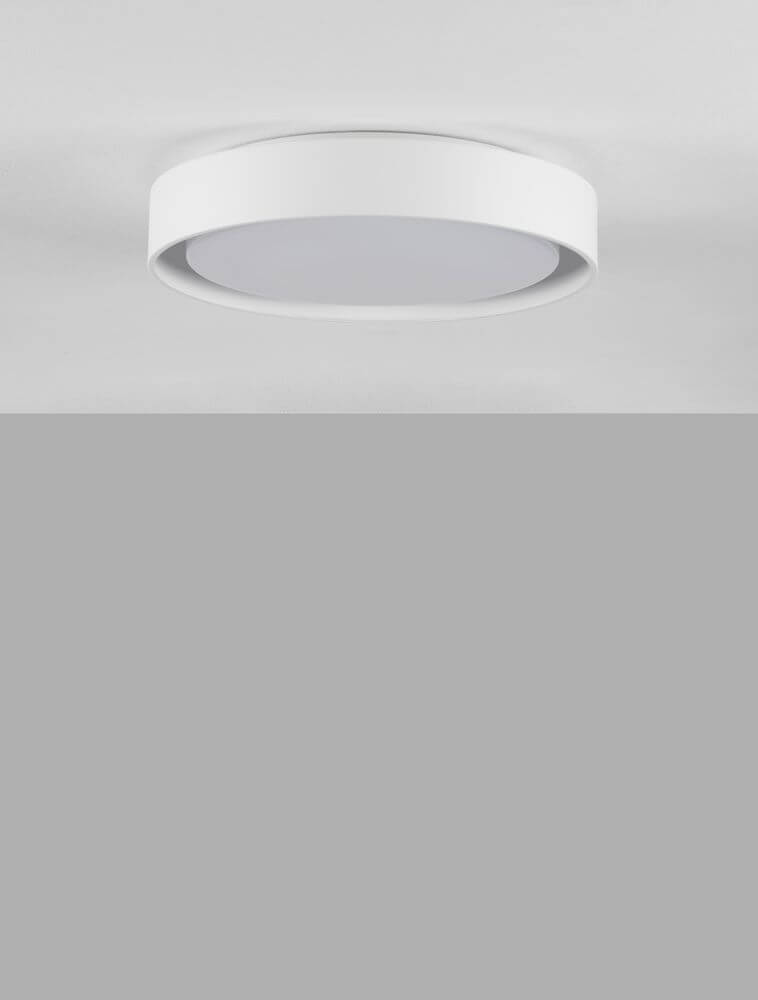 Koi LED Deckenleuchte Ø 48cm 3000K in modernem Design mit weißem Kunststoff-Cover und runder Metall-Schale.