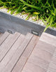 Krypton LED Außenwandeinbauleuchte 8,5cm Lichtauslass Hor. Slot 3000K IP54 an moderner Terrasse.