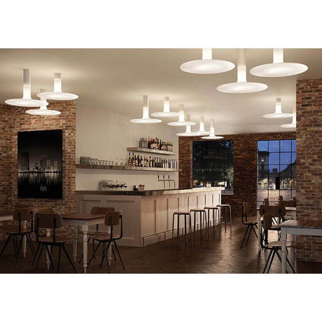 Kundalini Design-Deckenlampe Louis 48cm in modernem Restaurant mit stilvollen Holz- und Ziegelakzenten.