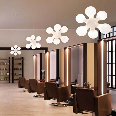 Suspension design Kundalini Atomium Ø 58 cm dans un salon moderne avec des éléments de coiffure stylés
