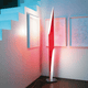 Moderne Stehlampe Shakti 200cm mit Dimmer, minimalistisches Design und warmes Licht im Raum.