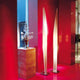 Schlichte Kundalini Stehlampe Shakti 200cm mit Dimmer in modernem Interieur, beleuchtet mit warmem Licht.