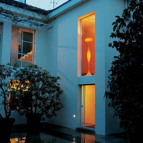 Elegante Kundalini Fiberglas Stehlampe Eta 200cm Dimmbar im modernen Raum mit warmem Licht.