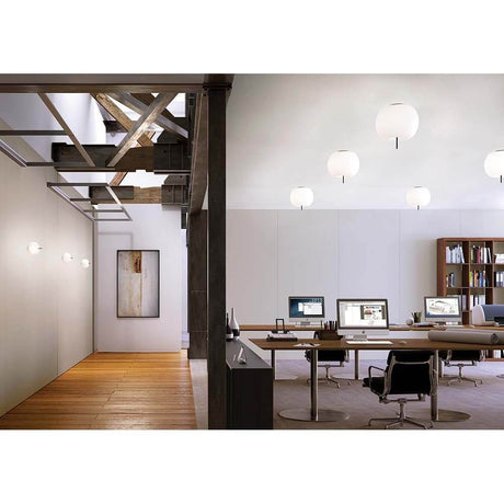 Moderne Büroumgebung mit Kundalini Glas Deckenleuchte Kushi Ø 33cm in stilvollem Design.