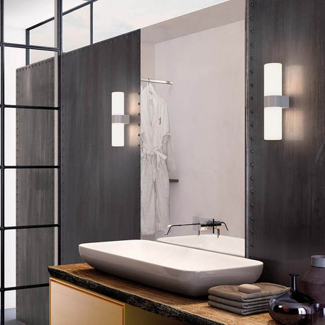 Kundalini Glas-Wandleuchte Pastilla Weiß in modernem Badezimmerdesign mit eleganter Badewanne.