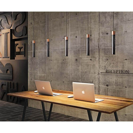 Kundalini Keramik LED Pendelleuchte Minimal Dimmbar in moderner Empfangsbereich mit zwei Laptop-Arbeitsplätzen.