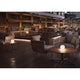 Moderne Lounge mit Kushi LED Akku-Tischlampe, stilvolles Ambiente bei Nacht, gemütliche Sitze und Holzdetails.