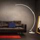 Moderne Einrichtung mit Kundalini LED Bogen-Stehlampe Kyudo Dimmbar neben einem gemütlichen Sofa.