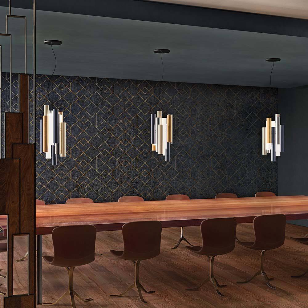 Moderne Toot 51cm Hängelampe im Speisesaal mit Holzstühlen und geometrischer Wandgestaltung.
