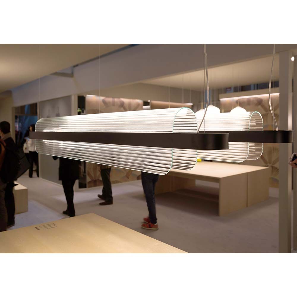 Pendelleuchte Nami 150cm aus gebogenem Glas, dimmbar, mit modernem Design und harmonischer Lichtverteilung.