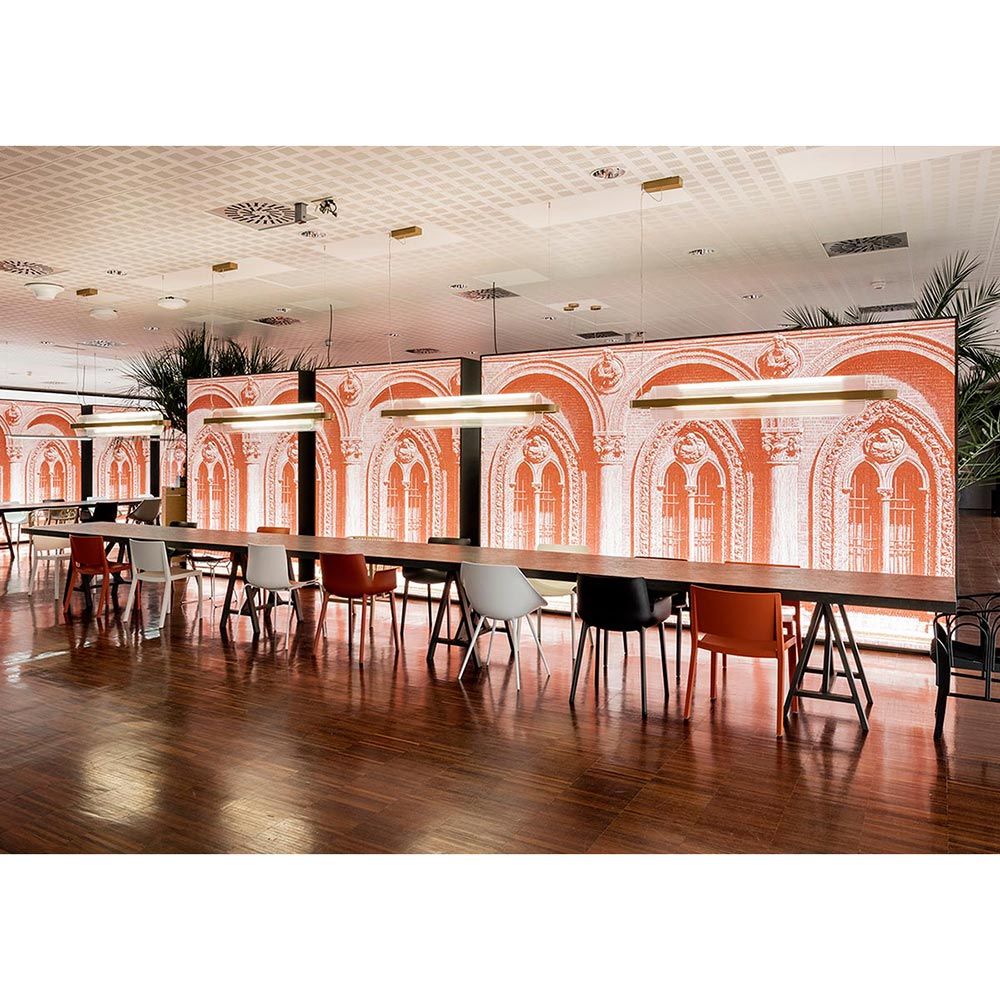 Moderne Restaurant-Inneneinrichtung mit leuchtenden Wandpaneelen und eleganten Stühlen.