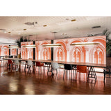 Moderne Restaurant-Inneneinrichtung mit leuchtenden Wandpaneelen und eleganten Stühlen.