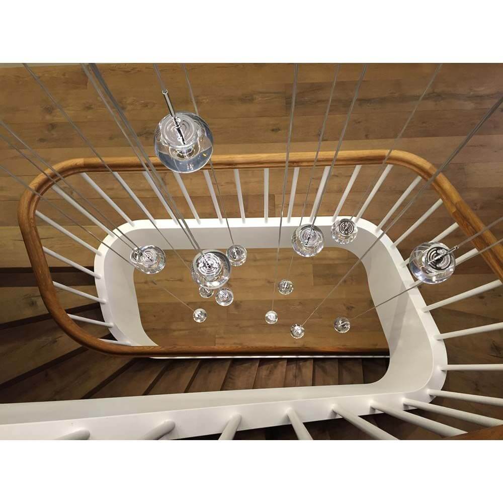 Kundalini LED Hängelampe Dew 3 Ø 25cm Dimmbar über Treppe, reflektierende Tropfen für eine friedliche Atmosphäre.