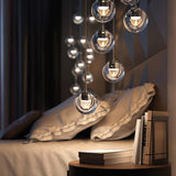 Kundalini LED Pendellampe Dew Ø 11cm in modernem Schlafzimmer, gedämmtes Licht schafft entspannende Atmosphäre.