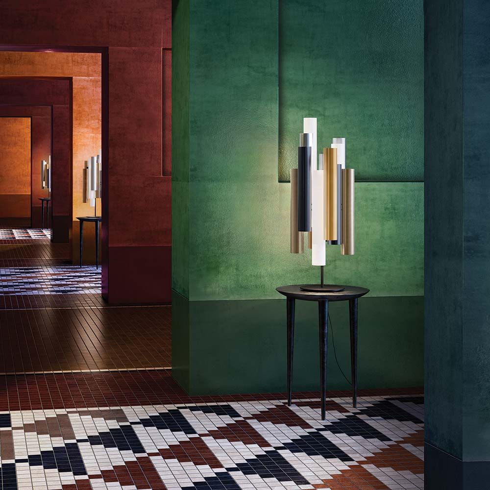 Kundalini LED Tischlampe Toot in modernem Raum mit mehrfarbiger Beleuchtung und geometrischem Design.