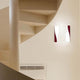 Kundalini LED Wandlampe Evita 38cm Dimmbar, elegante Wandlampe an einer geschwungenen Treppe.