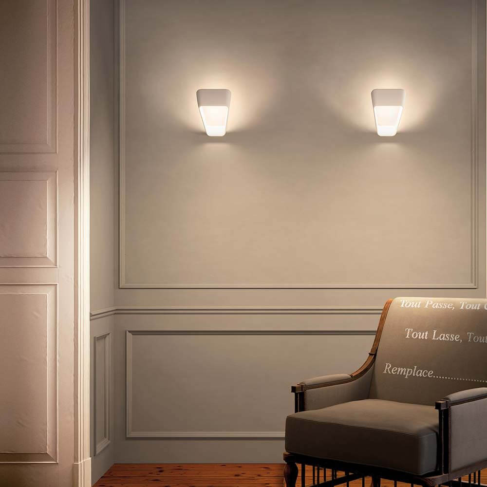 Kundalini LED Wandleuchte Frame Dimmbar an Wand mit Sessel, moderner Innenraumbeleuchtung.